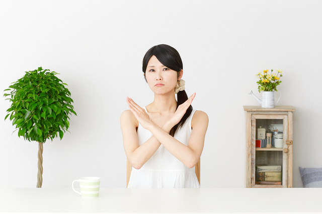 拒否する女性